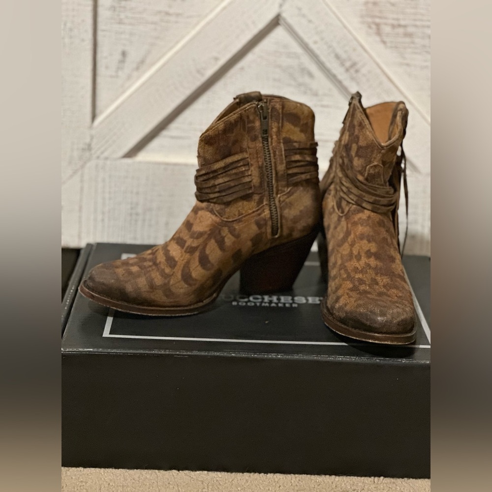 LUCCHESE WOMEN'S HANDMADE ROBYN HAND
TOOLED FEATHER BOOTIES - ROUND TOE - Picture 6 of 14